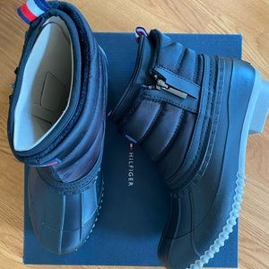 New women’s Tommy Hilfiger Sz 7 rain boots black